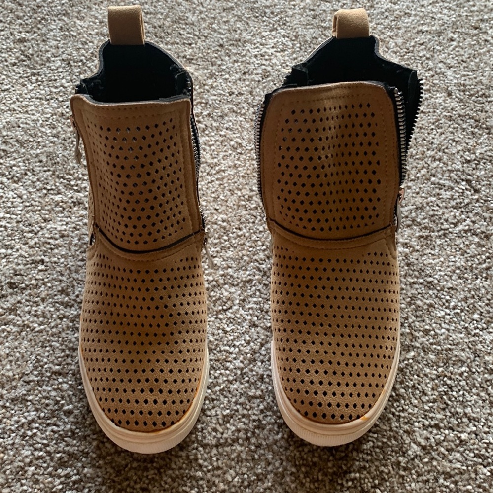 Brown heeled sneaker